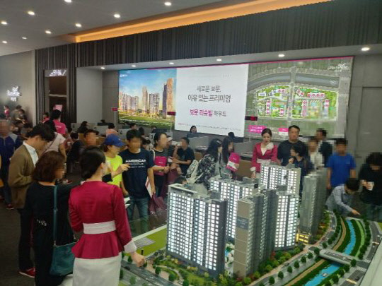 10월 첫째주 분양부터 지역별, 아파트 브랜드별 청약 양극화 현상이 뚜렷하게 관측되고 있다. 사진은 이달 서울 첫 분양단지인 보문 리슈빌 하우트 견본주택의 모습. 이 단지는 130가구 모집에 6231명이 청약하며 평균 47.93대 1로 완판됐다.   계룡건설 제공